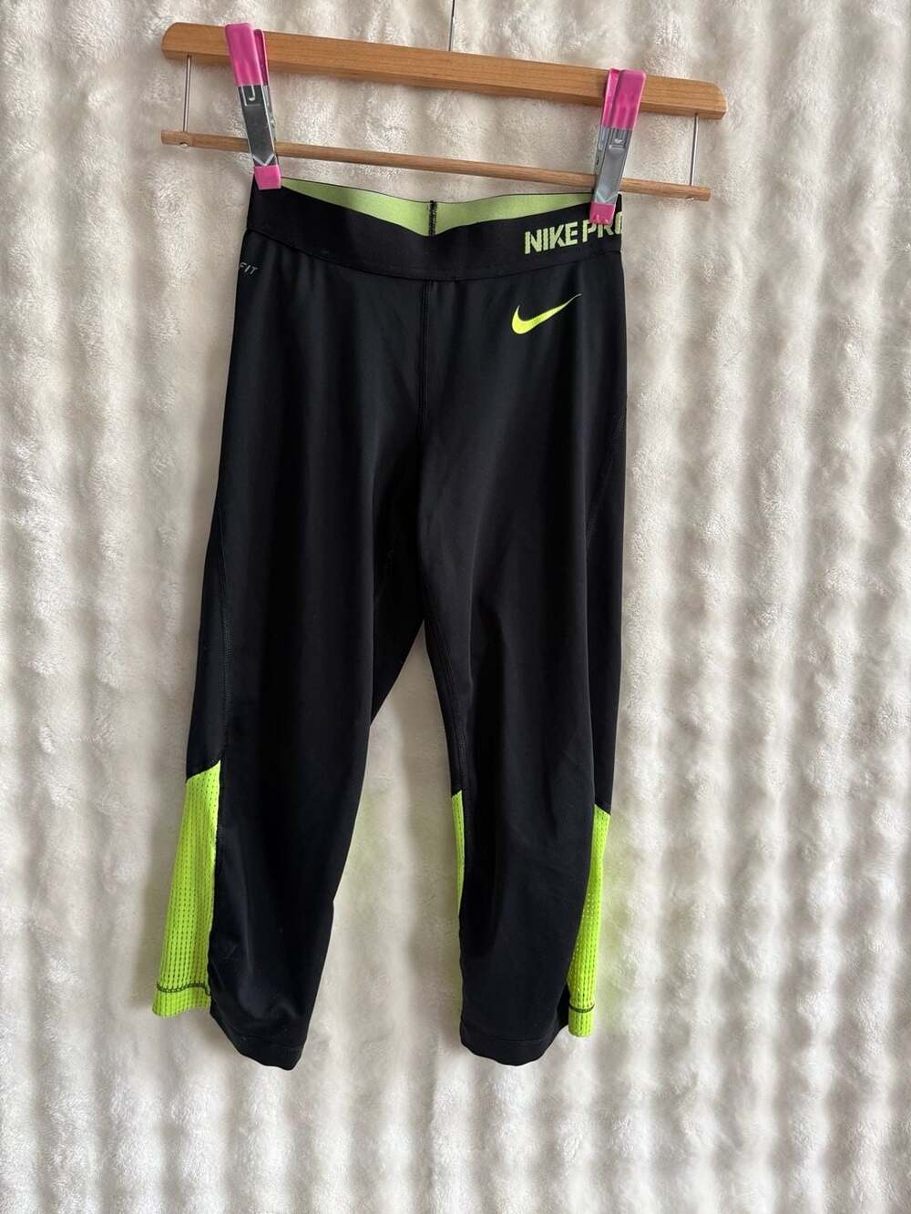 Nike Pro Hypercool Capri Size XS Black Volt Running Tights
